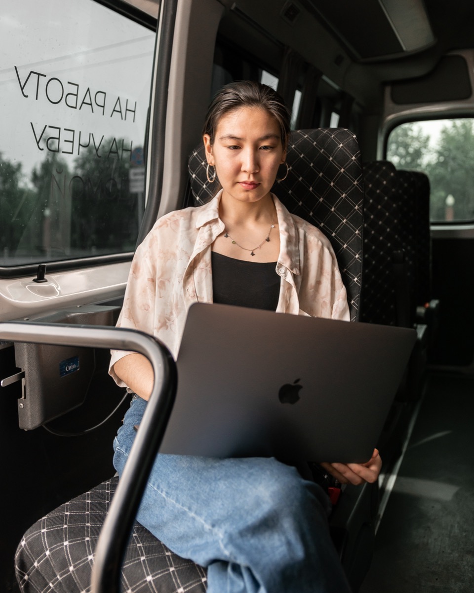 Скриншот приложения Mektep Go: карта с автобусом и уведомления